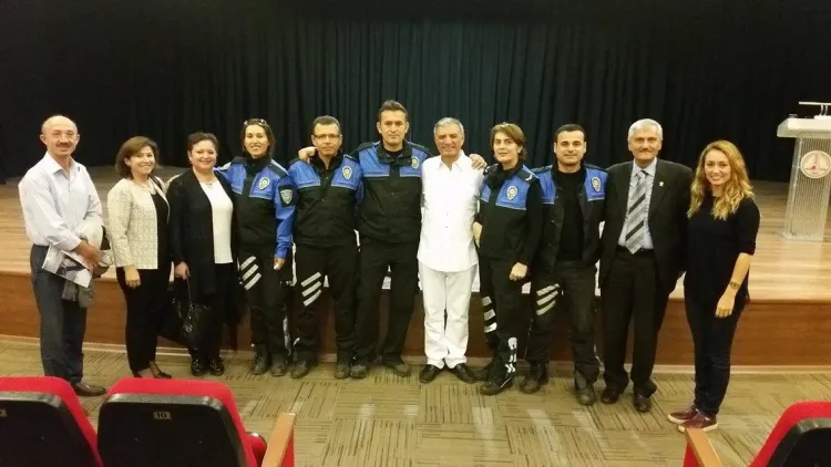 İzmir'de Mega Akademi ve Aksüt Hoca Rüzgârı