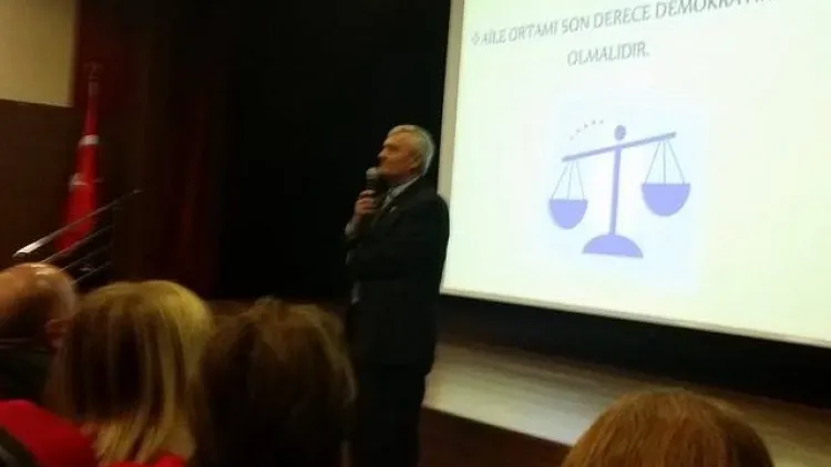 İzmir'de Mega Akademi ve Aksüt Hoca Rüzgârı