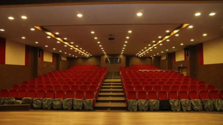 İzmir'de Mega Akademi ve Aksüt Hoca Rüzgârı